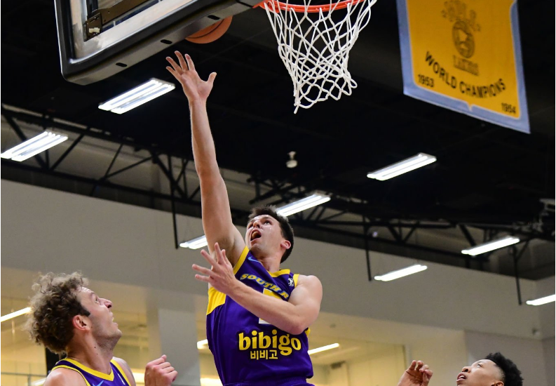 包含NBA常规赛冲刺阶段走向成谜，洛杉矶湖人完成体检，态度坚定，控场能力受关注的词条