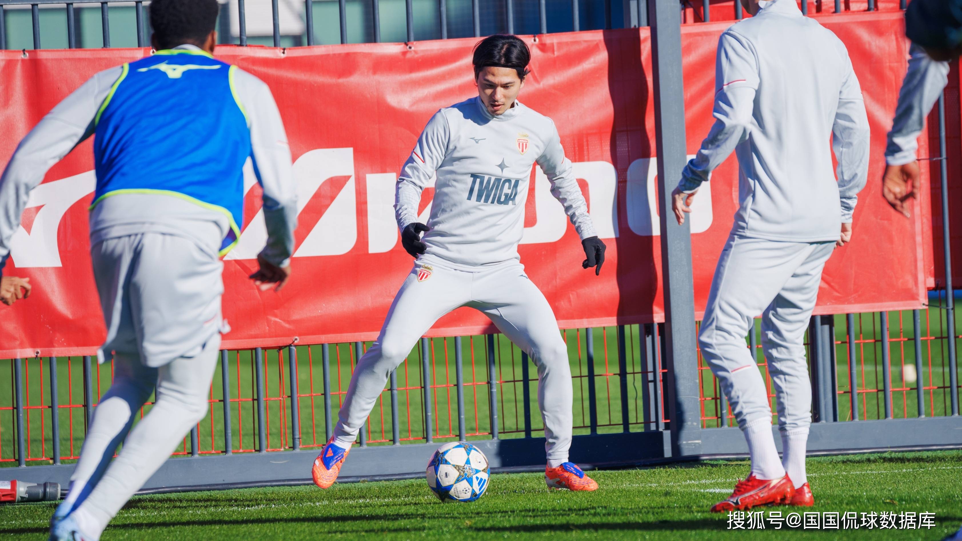 关于摩纳哥围绕德甲强势反弹东契奇遭遇十五连败，媒体一致点评：尤文图斯围绕欧冠篮板制胜的信息